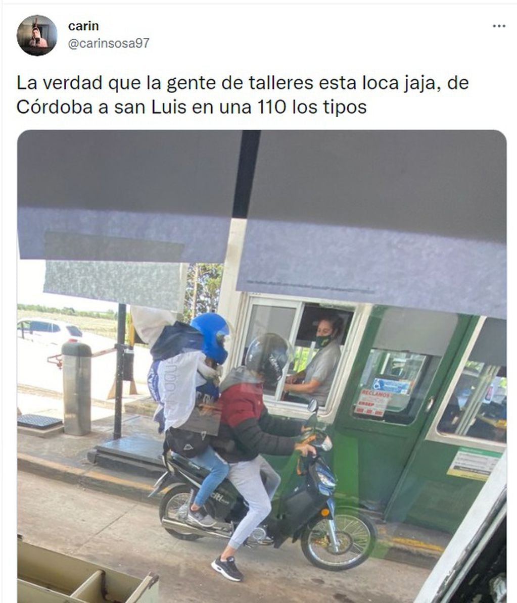 Un joven tuiteó la foto en la que se ve a dos hinchas de Talleres en el peaje, yendo a San Luis.