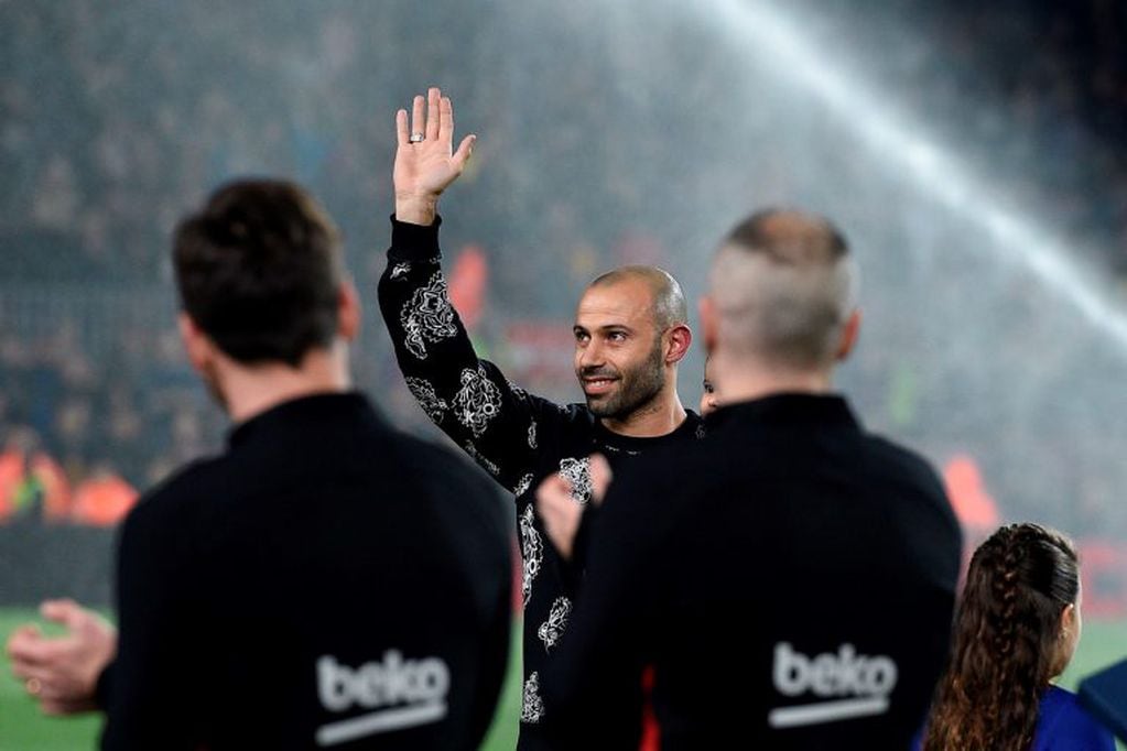 Barcelona's Argentinian defender Javier Mascherano who is leaving the club waves at supporters ahead of the Spanish 'Copa del Rey' (King's cup) quarter-final second leg football match between FC Barcelona and RCD Espanyol at the Camp Nou stadium in Barcelona on January 25, 2018.  / AFP PHOTO / LLUIS GENE