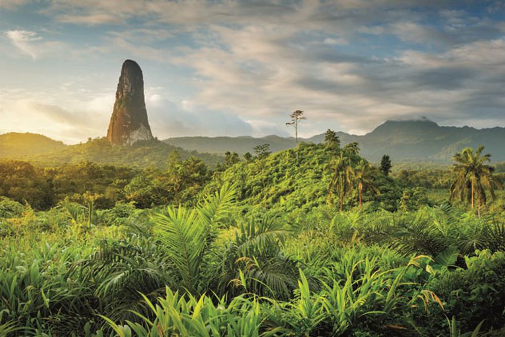 El pico Cão Grande, una torre de roca de 668 m, en la isla de Santo Tomé