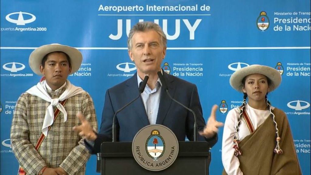 El Presidente dijo que el aeropuerto “necesitaba mejorar, porque Jujuy se abrió al mundo” y con optimismo opinó que “el nuevo edificio alcanzará para diez años o menos, porque Jujuy está creciendo mucho en materia de turismo”.