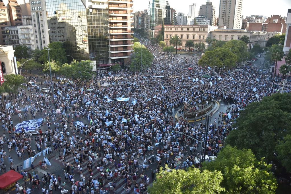 Argentina pasó a cuartos de final y una gran cantidad de personas que fueron a festejar a la esquina del Patio Olmos. (Facundo Luque / La Voz)