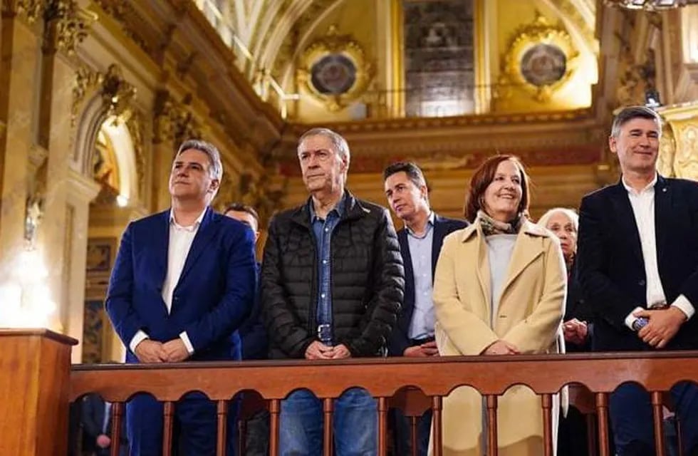 En el 50° aniversario del fallecimiento de Perón: Martín Llaryora, Juan Schiaretti, Alejandra Vigo y Daniel Passerini en la Catedral de Córdoba. (Gobierno de Córdoba).