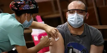 Un hombre se vacuna con la Sputnik V en Buenos Aires (REUTERS/Agustin Marcarian)