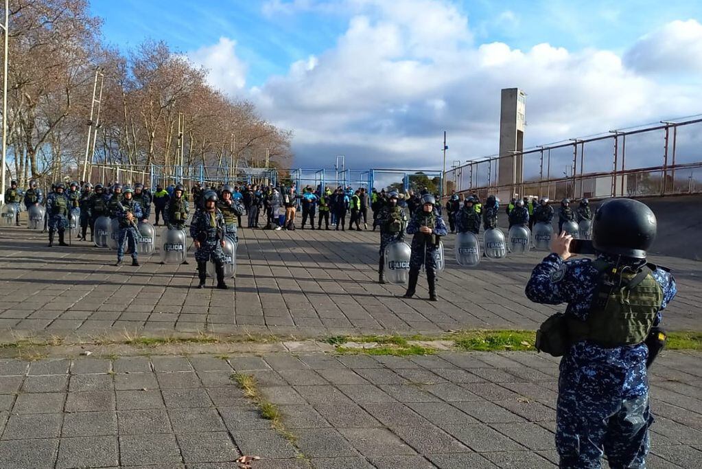El operativo de seguridad en el ingreso de los hinchas "neutrales" de Belgrano, en Mar del Plata. (La Voz)