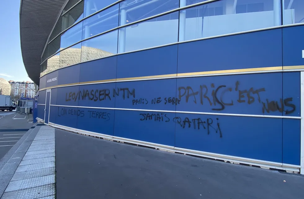 Pintaron mensajes fuertes contra la dirigencia del PSG en el estadio.