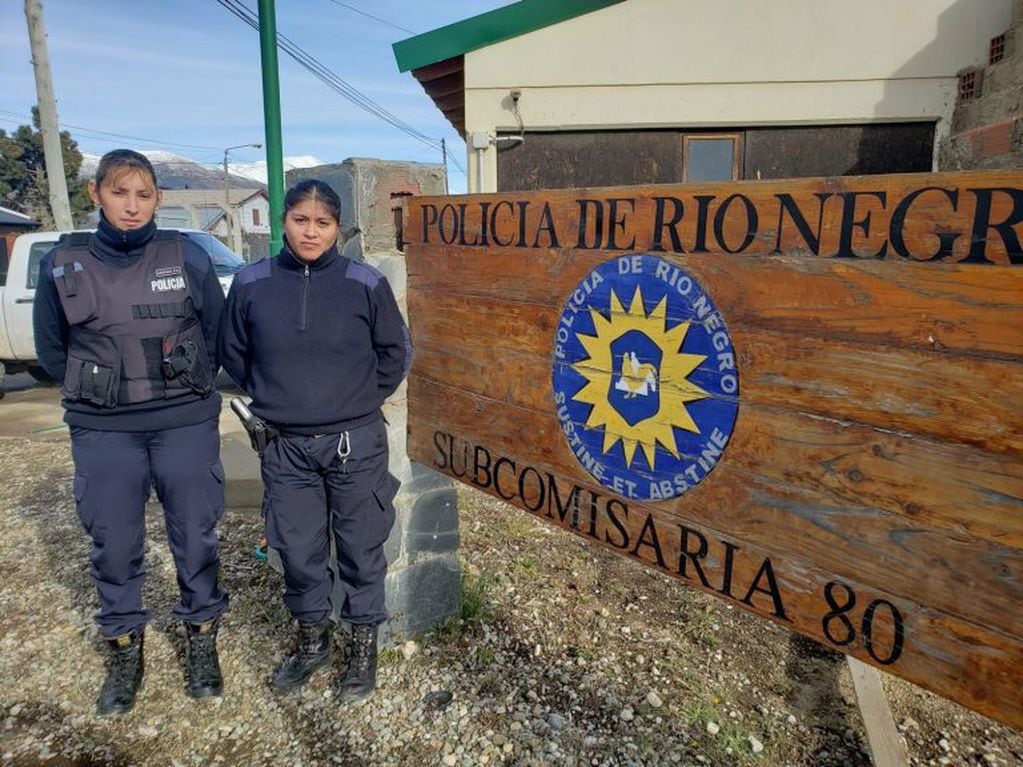 Las policías que ayudaron a la mujer responden a la Subcomisaría 80 (Foto: Bariloche2000).