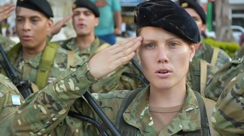 Hombres y mujeres del servicio militar, celebran el "Día del Soldado Argentino".