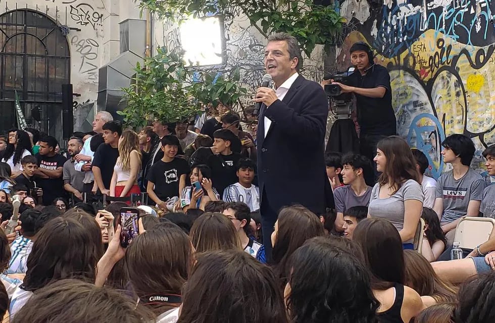 Sergio Massa cerró su campaña junto a estudiantes secundarios del colegio Carlos Pellegrini, en Ciudad de Buenos Aires.