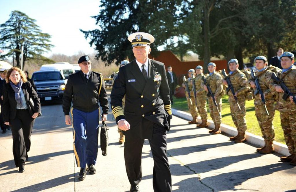 El comandante del Mando Sur de las Fuerzas Armadas de EE.UU. (SouthCom), el almirante Craig Faller (c), en reciente vista visita al Centro Argentino de Entrenamiento Conjunto para Operaciones de Paz (Caecopaz). (EFE)