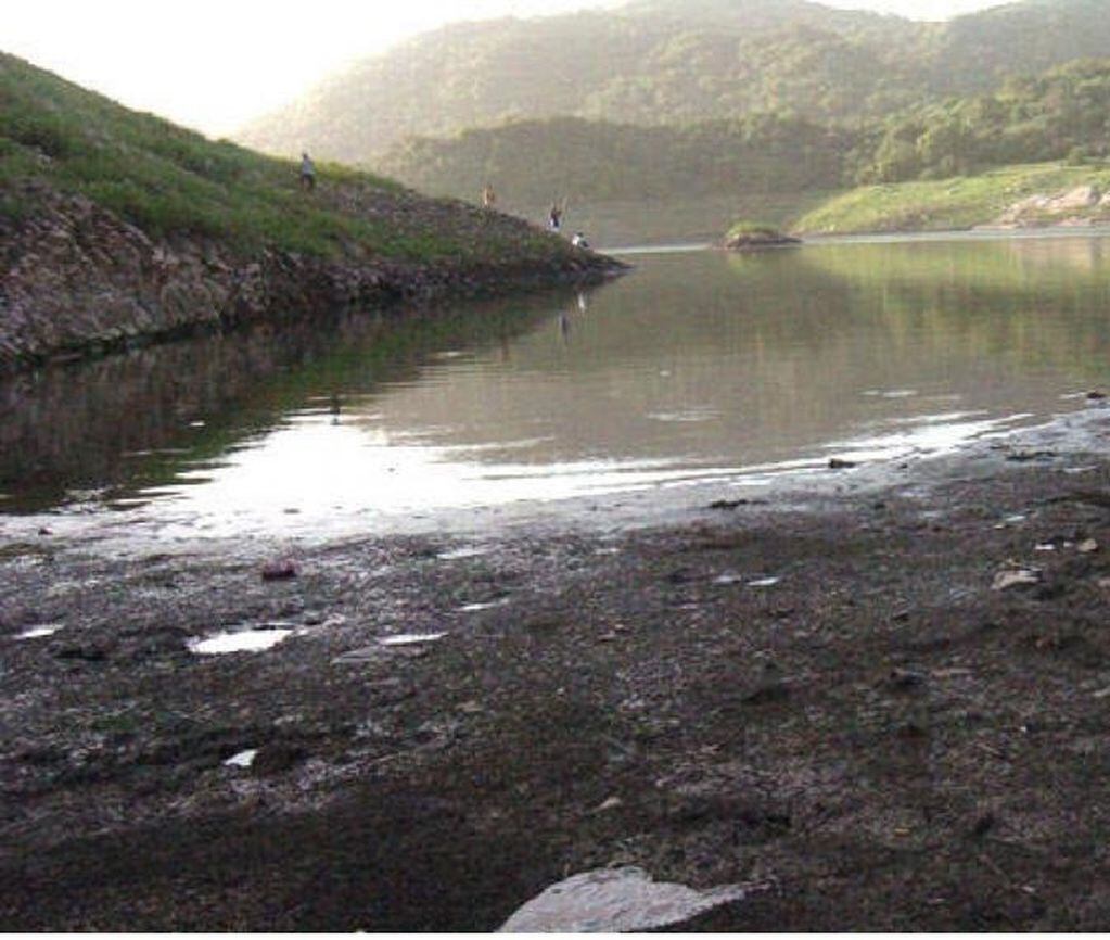 La bajante del Dique La Quebrada es alarmante y obligó a las autoridades de la Cooperativa a declarar la emergencia hídrica. (Foto gentileza InfoSierras.com)