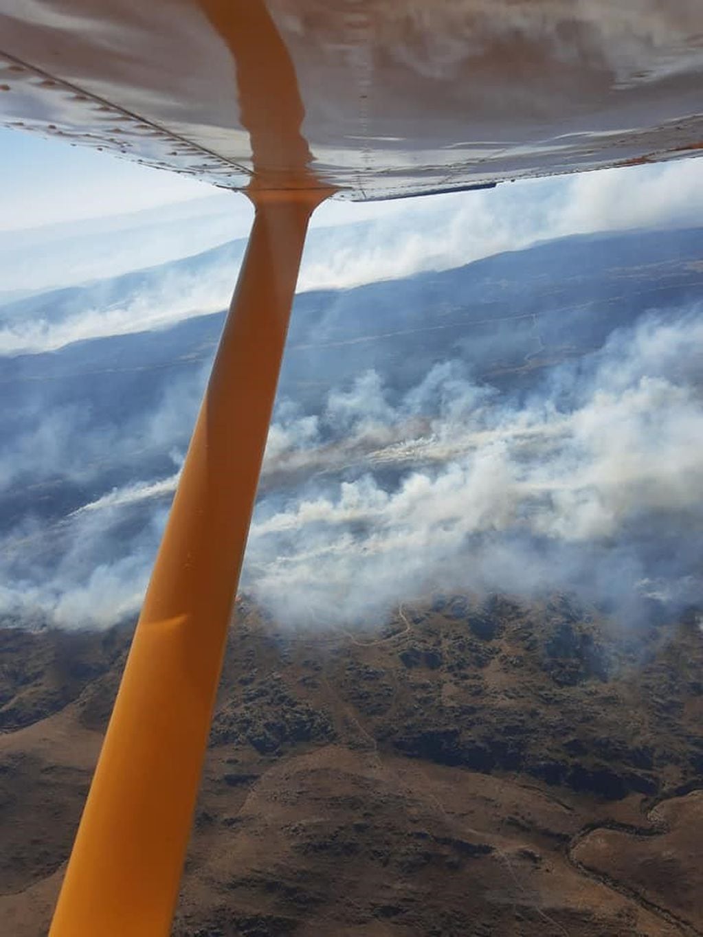 Las sierras incendiadas vistas desde lo alto. (Foto: Facebook / Bomberos Voluntarios de Cosquín).