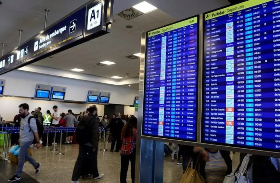 Ya hay al menos 20 vuelos cancelados en Aeroparque (Foto: Jorge Sánchez/Clarín)