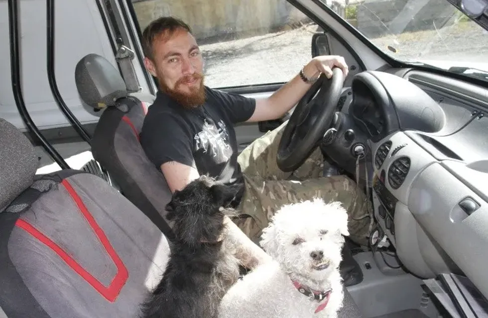 Juan Pablo Visaguirre es un sanjuanino que tiene un servicio exclusivo de taxis para mascotas.