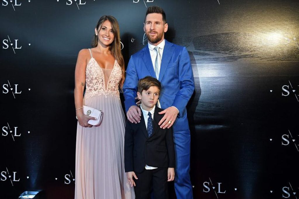 Leo Messi y Antonella Roccuzzo viajaron a Uruguay junto a su hijo mayor Thiago. (AFP)