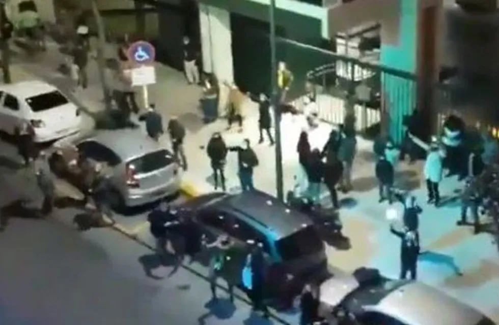 Polémica: en plena cuarentena, vecinos de Recoleta salieron a la calle a bailar al ritmo de un DJ