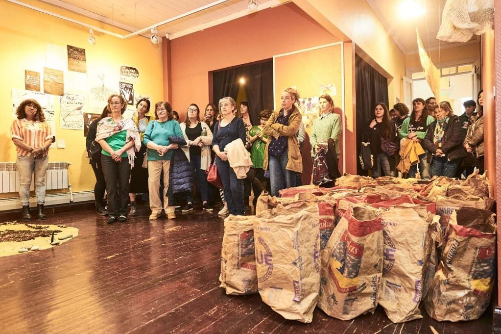 Ushuaia: inauguraron la muestra colectiva “Poner la mesa”