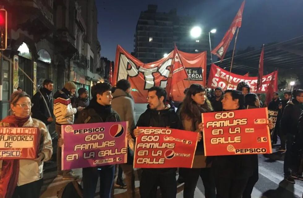Agrupaciones de izquierda salieron a apoyar a las familias de los trabajadores cesanteados.