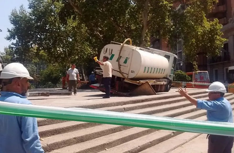 Cayó un camión cisterna en el Paseo Sobremonte.
