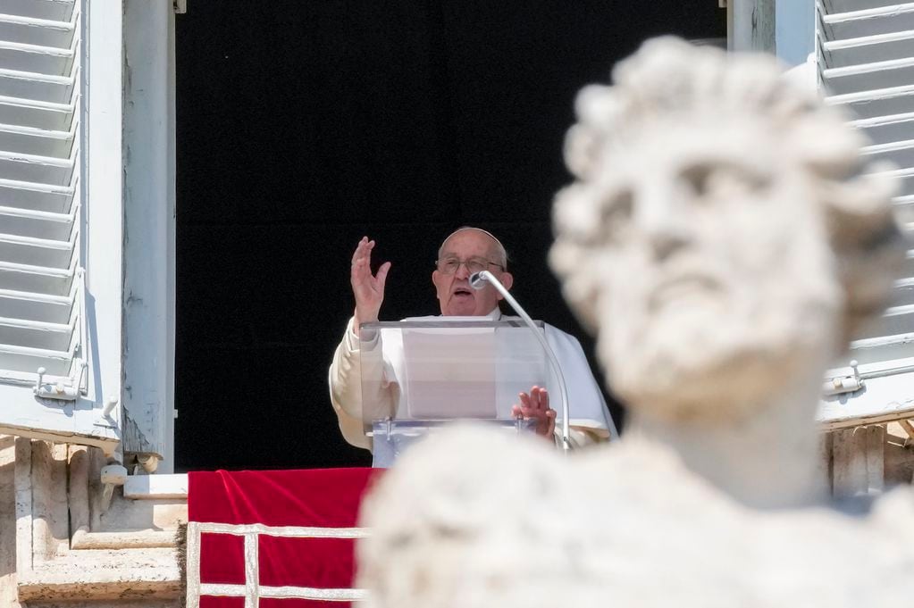 El papa Francisco celebró el rezo del ángelus, luego de tener que suspender su agenda del sábado por una gripe.