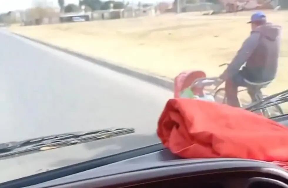 La insólita manera de un cordobés para pasear a el coche de su bebé.