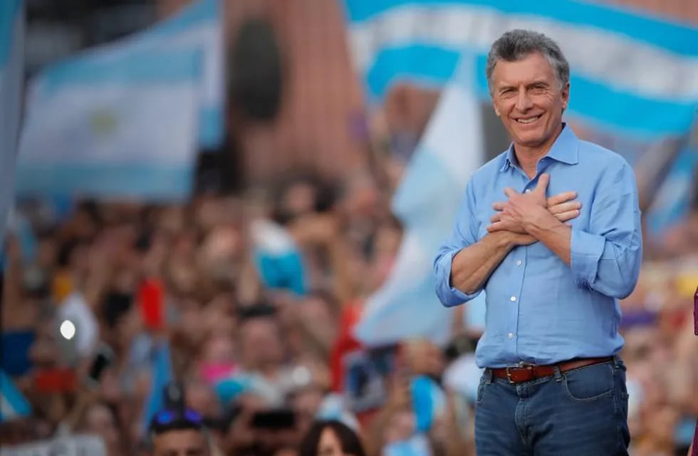 AME3708. BUENOS AIRES (ARGENTINA), 07/12/2019.- El Presidente Mauricio Macri saluda a las miles de personas que se reúnen en la Plaza de Mayo, con la consigna “Más juntos que nunca\
