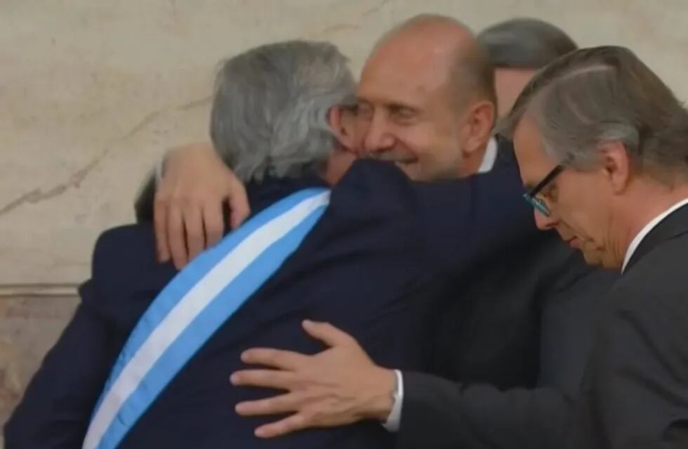 Perotti aguardó el final del discurso de Alberto Fernández y fue el primero de los gobernadores en saludarlo. (Captura de pantalla)