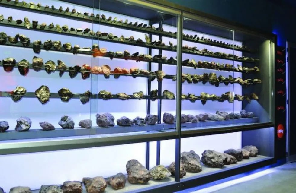Vidriera con decenas de piezas de los restos de meteoritos (Diario Tag)