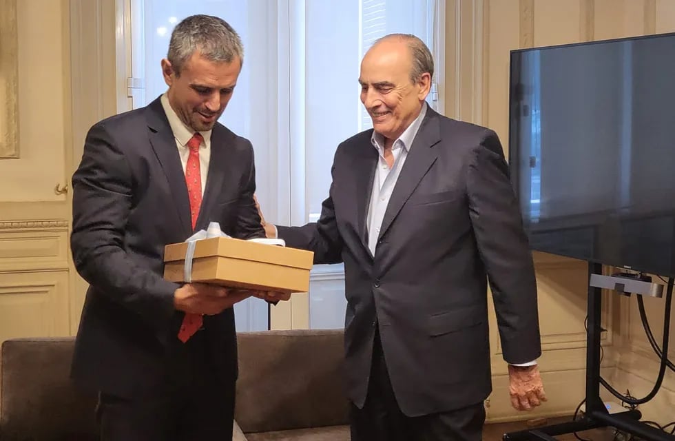 El ministro Guillermo Francos le entregó a Martín Menem una copia de la "ley ómnibus". Foto: HCDN