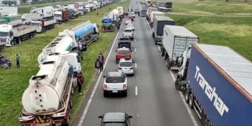 Corte de tránsito y protesta de fleteros