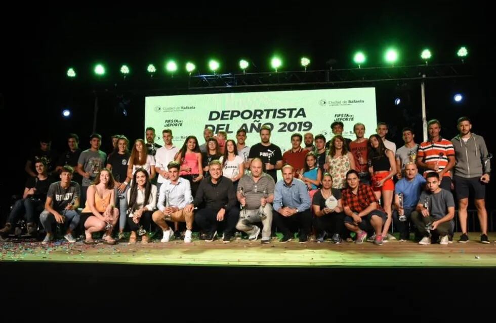 El intendente Castellano junto a todos los deportistas distinguidos. (Prensa Municipalidad de Rafaela)