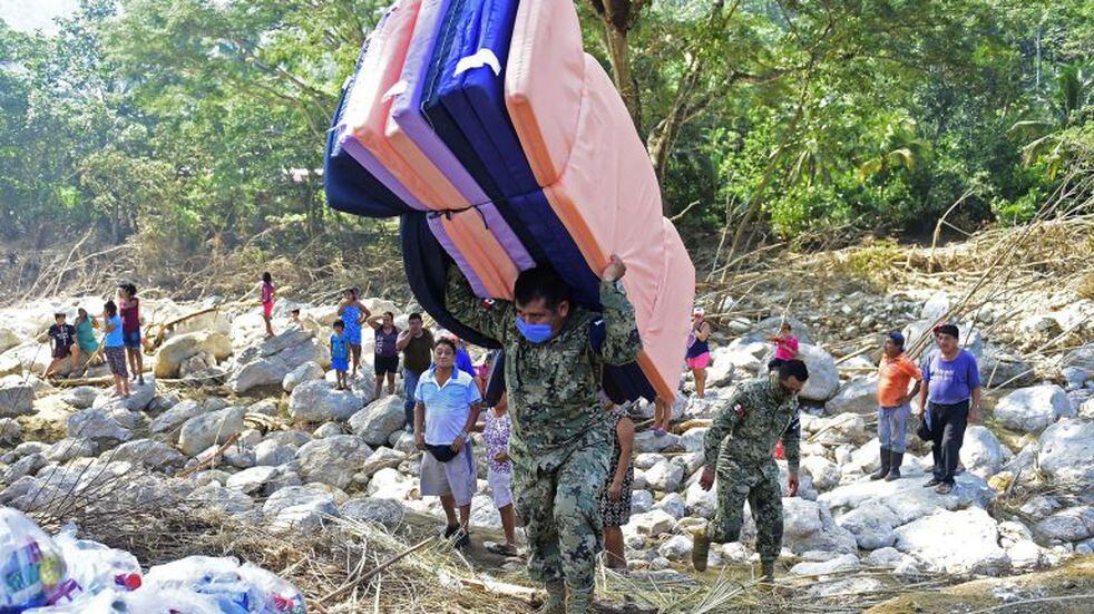 Miembros de la Marina Armada reparten provisiones a comunidades en los estados de Tabasco y Chiapas (Foto: EFE/ Secretaría De Marina)
