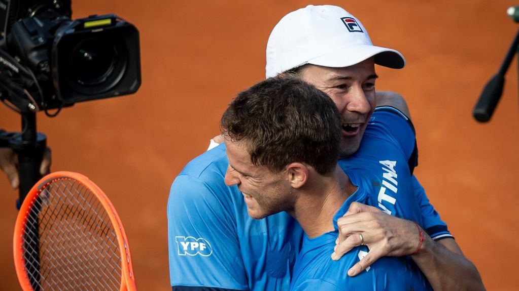 Diego Schwarztman y su abrazo con el capitán de Copa Davis, Guillermo Coria.