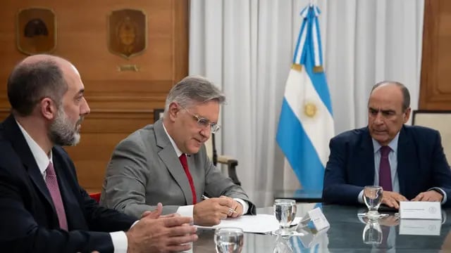 Llaryora y Francos firmaron el traspaso de la obra pública. (Gobierno de Córdoba)