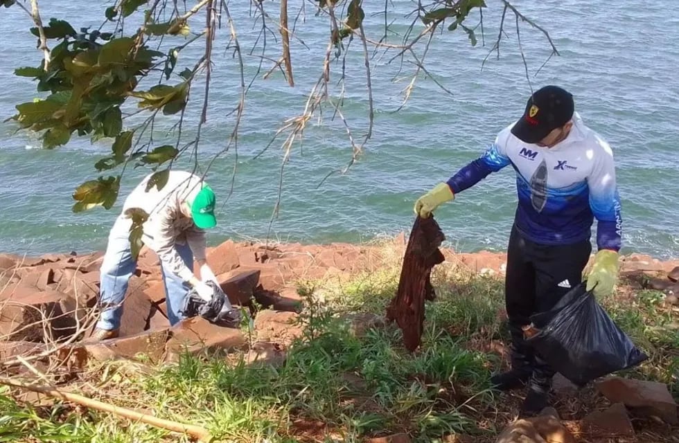Puerto Libertad: realizaron una jornada de limpieza y colocación de cartelería en el lago Uruguaí.