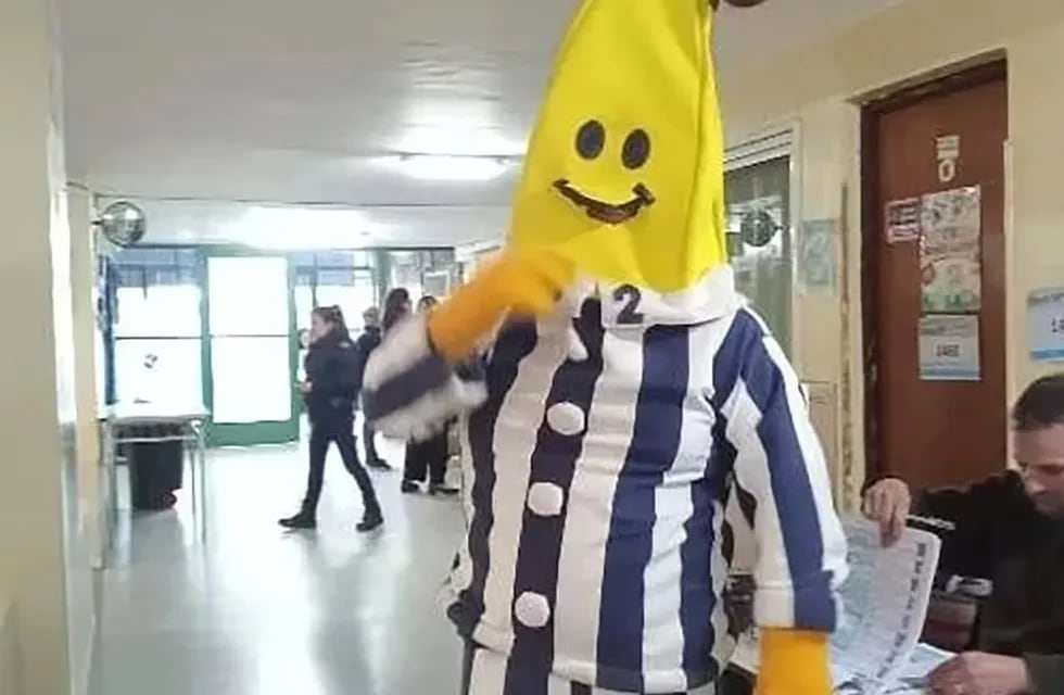 Un hombre se vistió como las "Bananas en Pijamas" y fue a votar