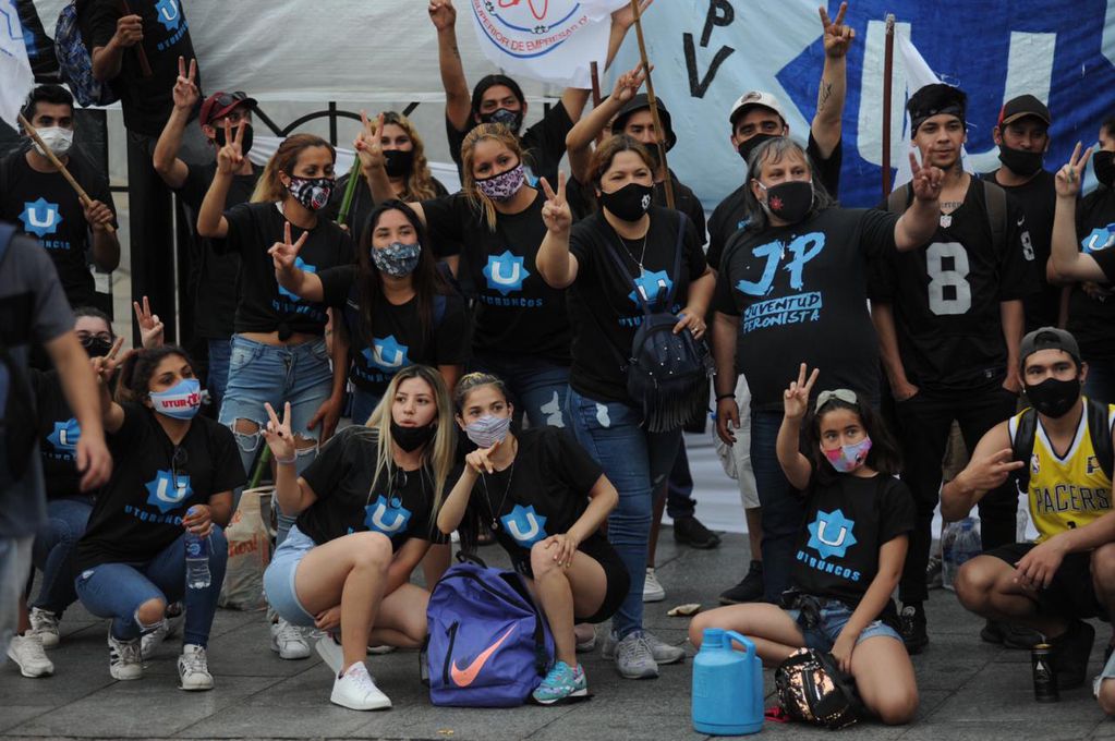 Organizaciones políticas, movimientos sociales y sindicatos se manifestaron esta tarde frente al Congreso Nacional para celebrar el Día de la Militancia Peronista. (Foto: Federico López Claro)