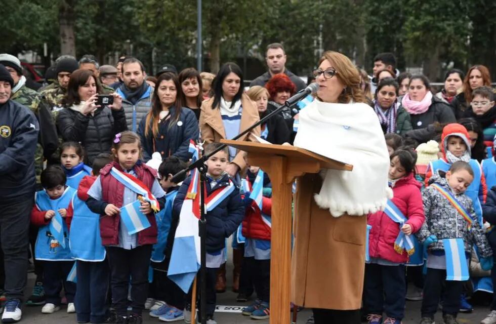 La dirigente socialista encabezó el acto oficial en Rosario por el Día de la Independencia. (Municipalidad de Rosario)