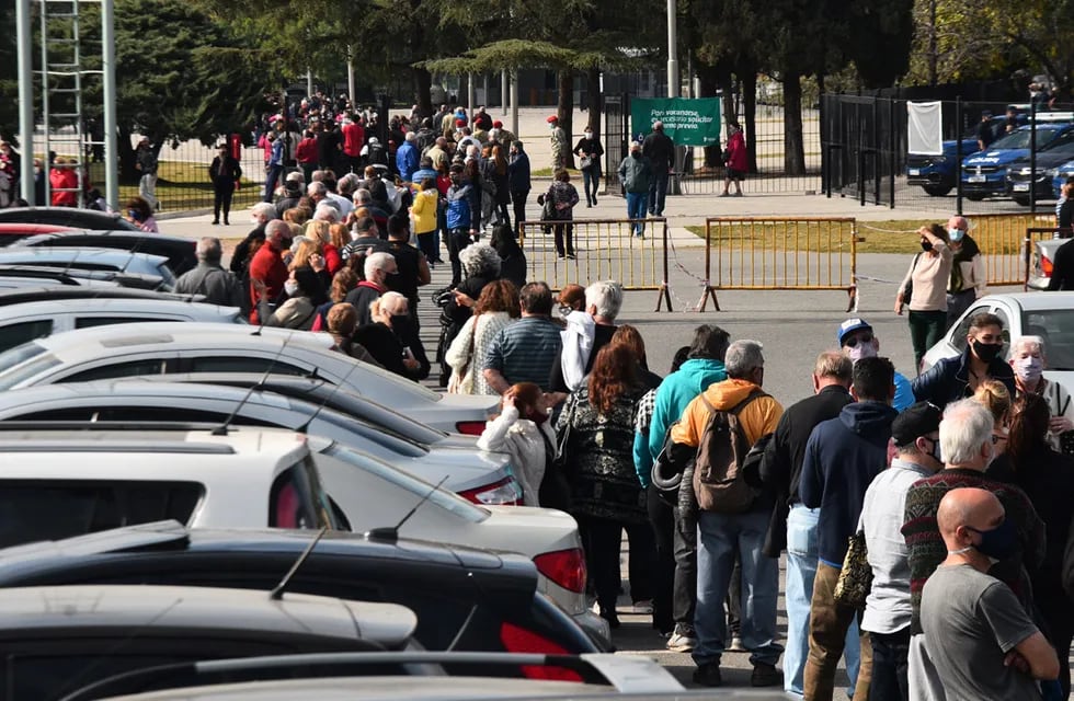 Gran cantidad de gente en el vacunatorio del Centro de Convenciones Córdoba (Pedro Castillo/La Voz).