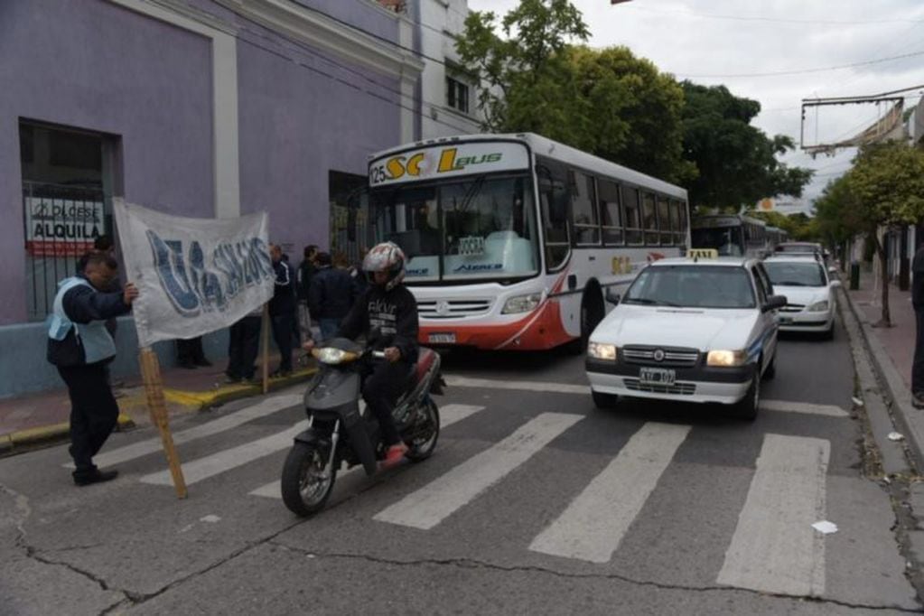 Paro de transporte interurbano. Foto: El Diario de la República.