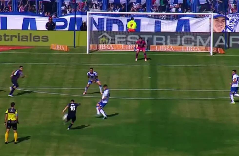 Rodrigo Garro, con la pierna izquierda, metió un golazo al ángulo en la visita de Talleres a Vélez. (Imagen de TV)