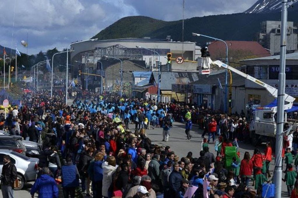 Cada 12 de octubre se realiza el tradicional desfile cívico militar por el Aniversario de Ushuaia.