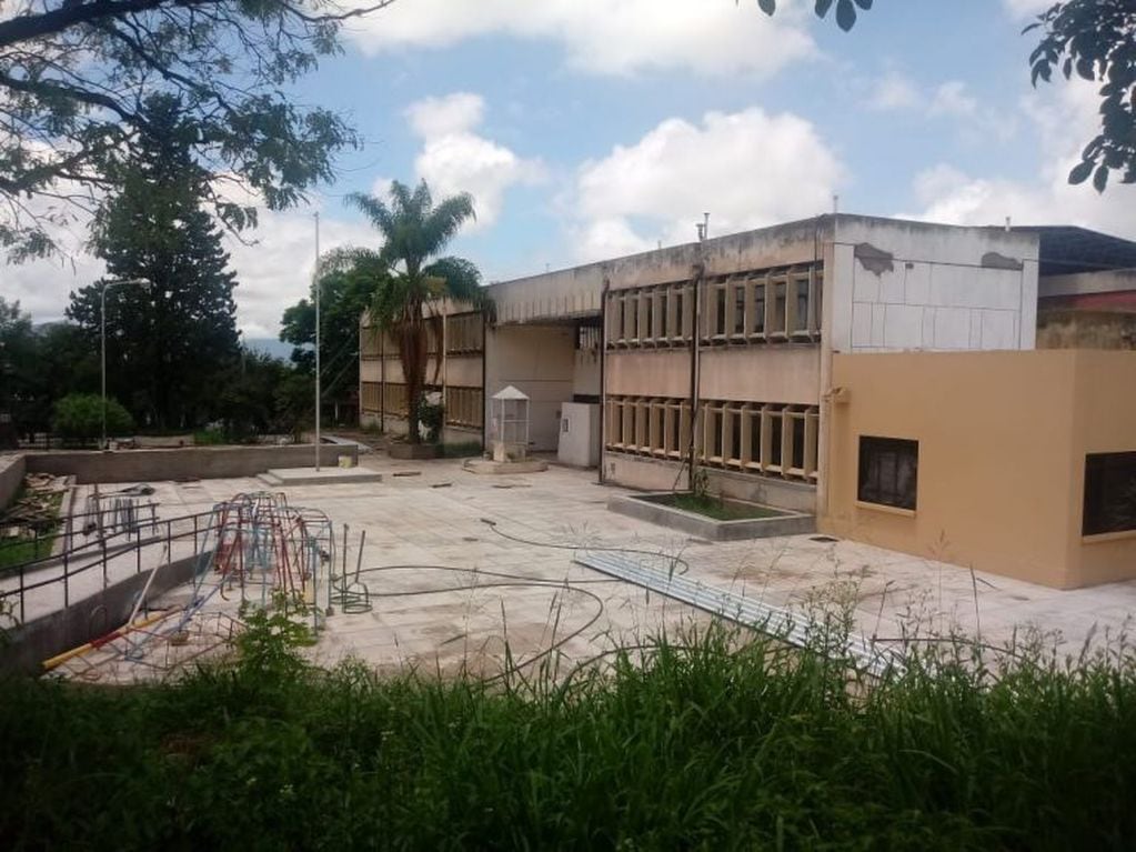 Padres reclaman por el lento avances de las obras de refacción en la escuela N° 51 Santa Rosa de Lima.