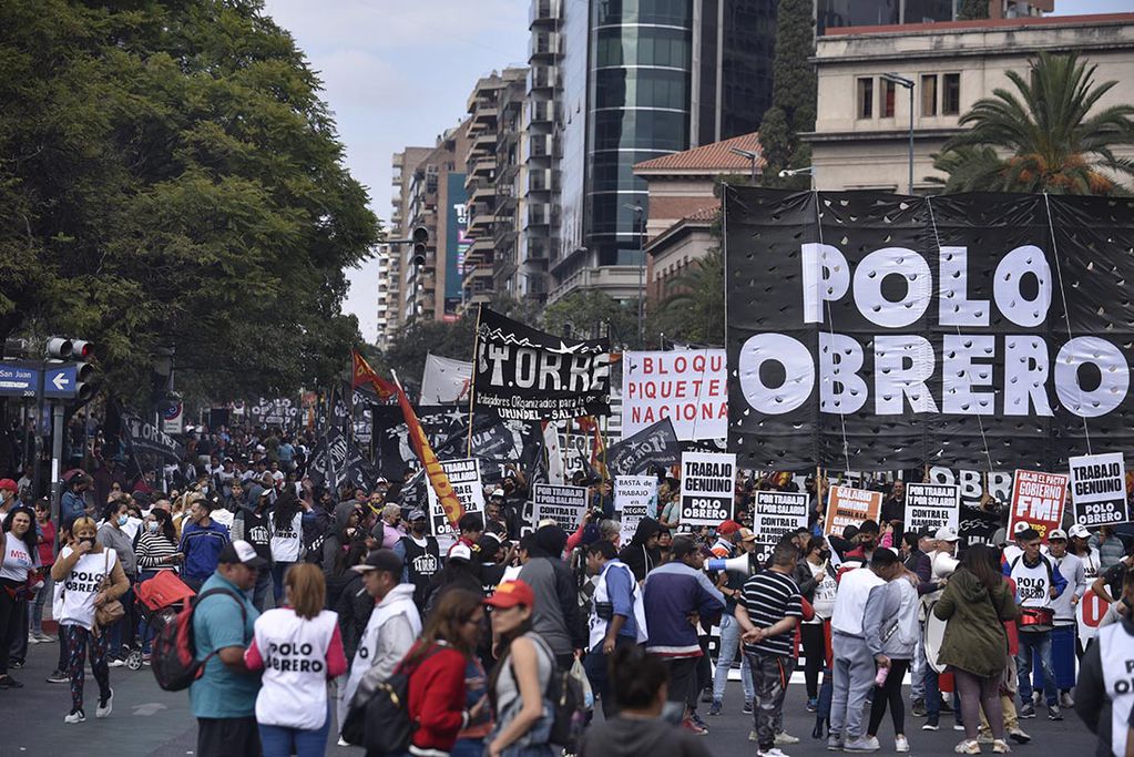Marcha Federal Piquetera: Imágenes de organizaciones sociales marchando por el centro de la ciudad de Córdoba. (Ramiro Pereyra/La Voz)