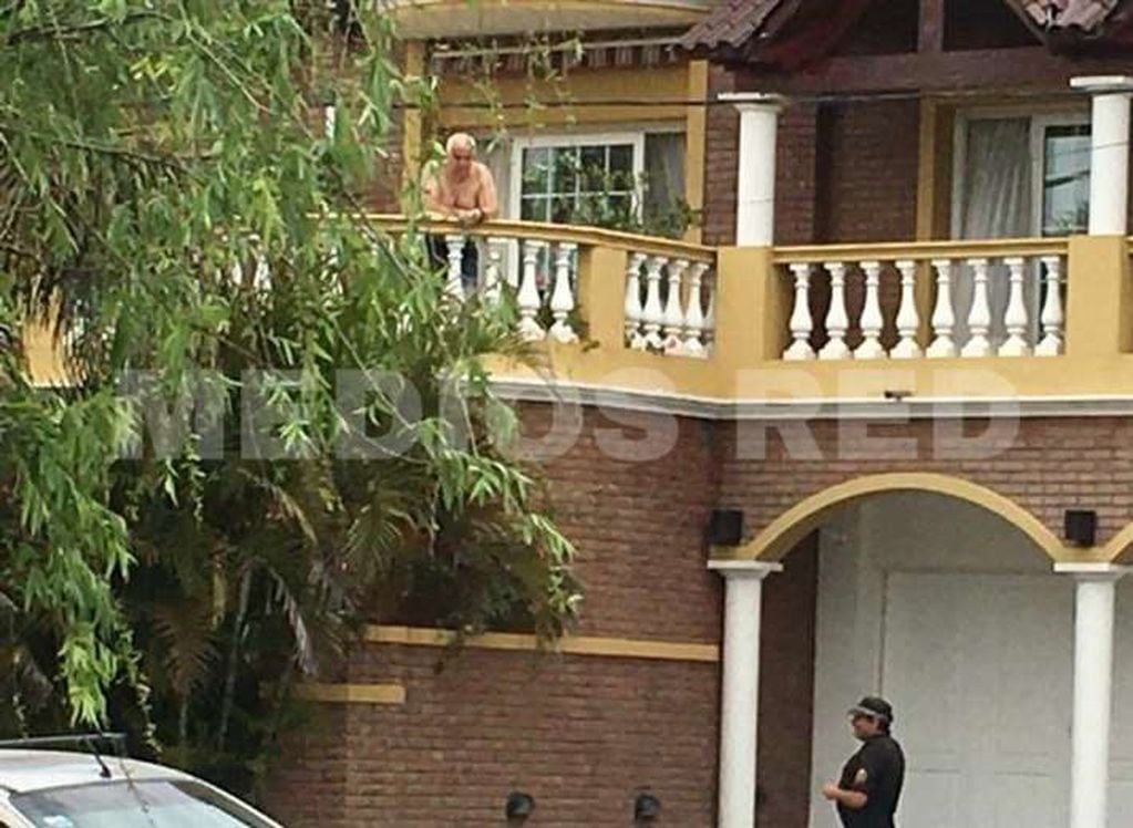 Herme Juárez disfruta de la prisión domiciliaria tomando sol en el balcón de su mansión (Medios Red)