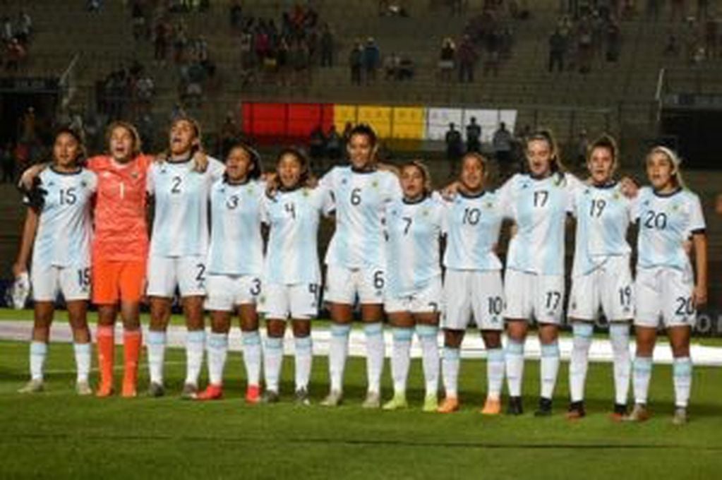 Seleccionado femenino Sub 20 de la Argentina antes de su encuentro con Ecuador en el Sudamericano. En sus filas, Milagros Otazú, de Misiones. (AFA)