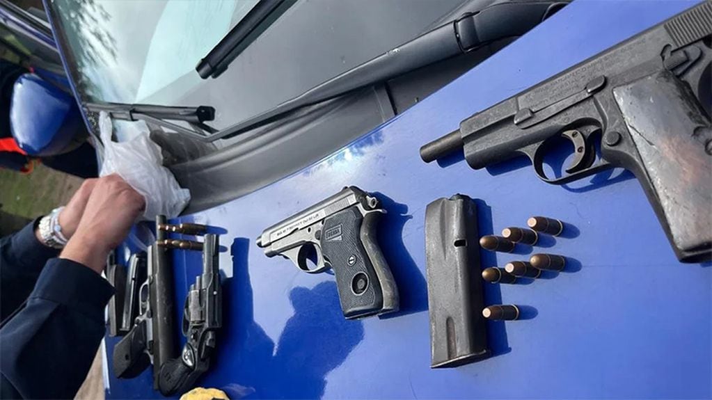 La policía de Córdoba secuestró 4 armas y municiones que se encontraban en el ómnibus