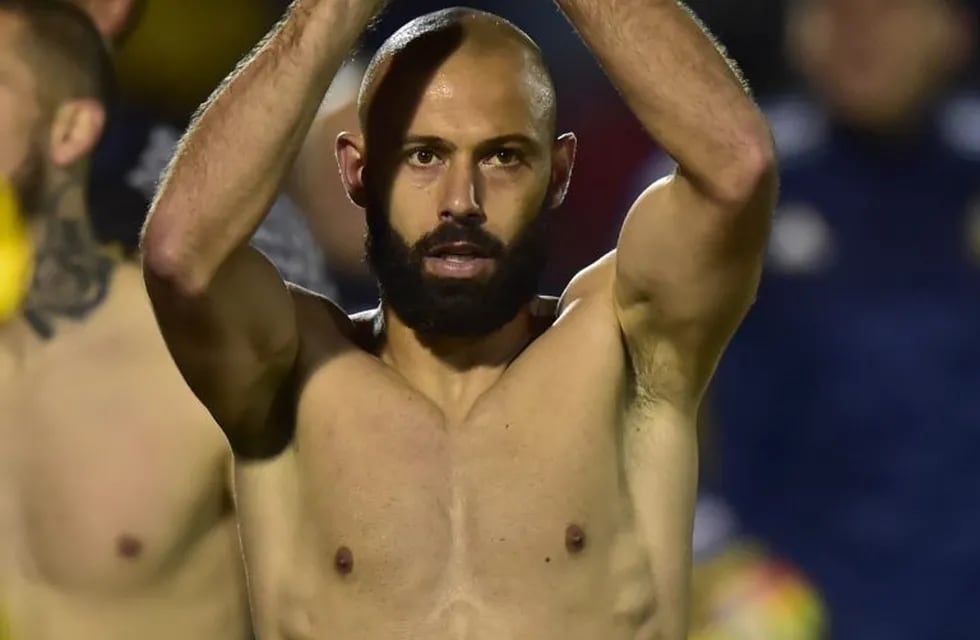 Argentina's Javier Mascherano acknowledges the crowd after defeating Ecuador and qualifying to the 2018 World Cup football tournament, in Quito, on October 10, 2017. / AFP PHOTO / Rodrigo BUENDIA