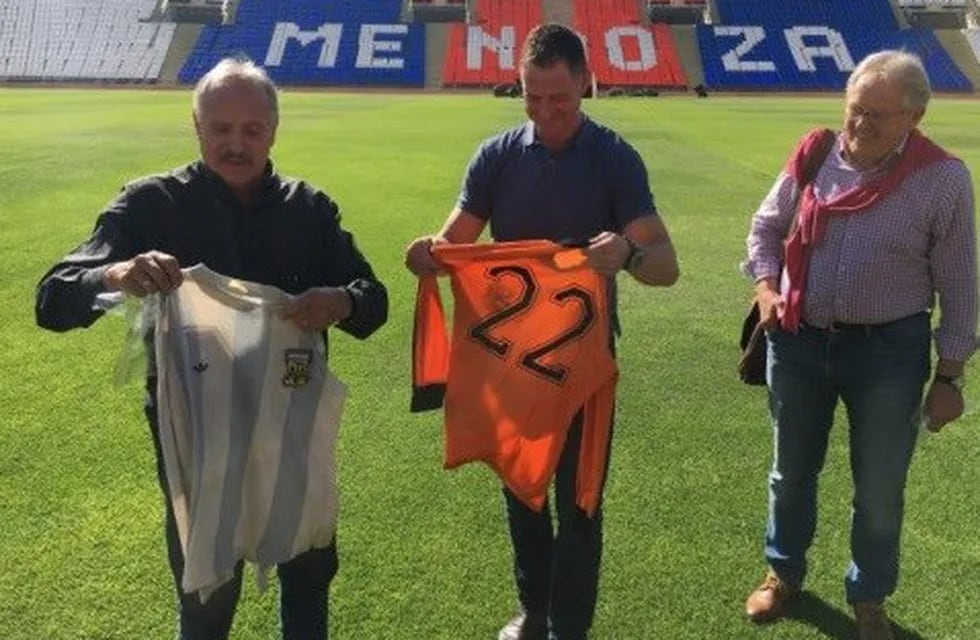 Leopoldo J. Luque, residente en Mendoza y campeón con Argentina en el Mundial '78, recibió a los holandeses Brandts y Haan.