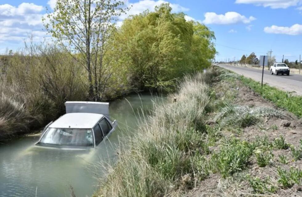 Apareció un auto en un canal de riego
