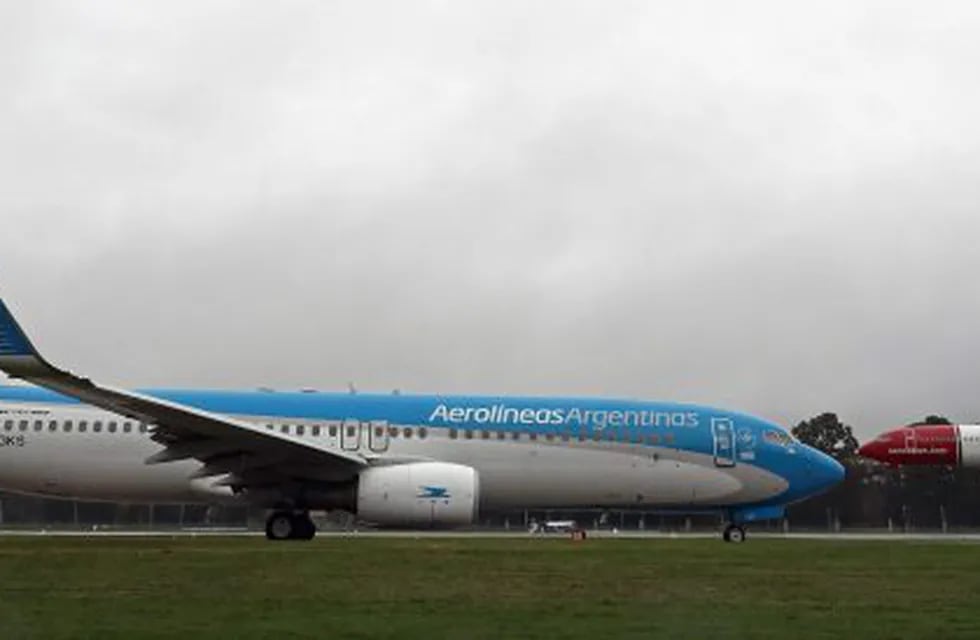 An Aerolineas Argentinas airplane taxies on the runway at Jorge Newbery Airport in Buenos Aires on June 16, 2019 during a power cut. - A massive outage blacked out Argentina and Uruguay Sunday, leaving both South American countries without electricity, power companies said. (Photo by ALEJANDRO PAGNI / AFP)